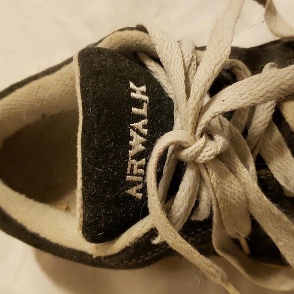 Size 9 airwalk shoes - Picture 2 of 5